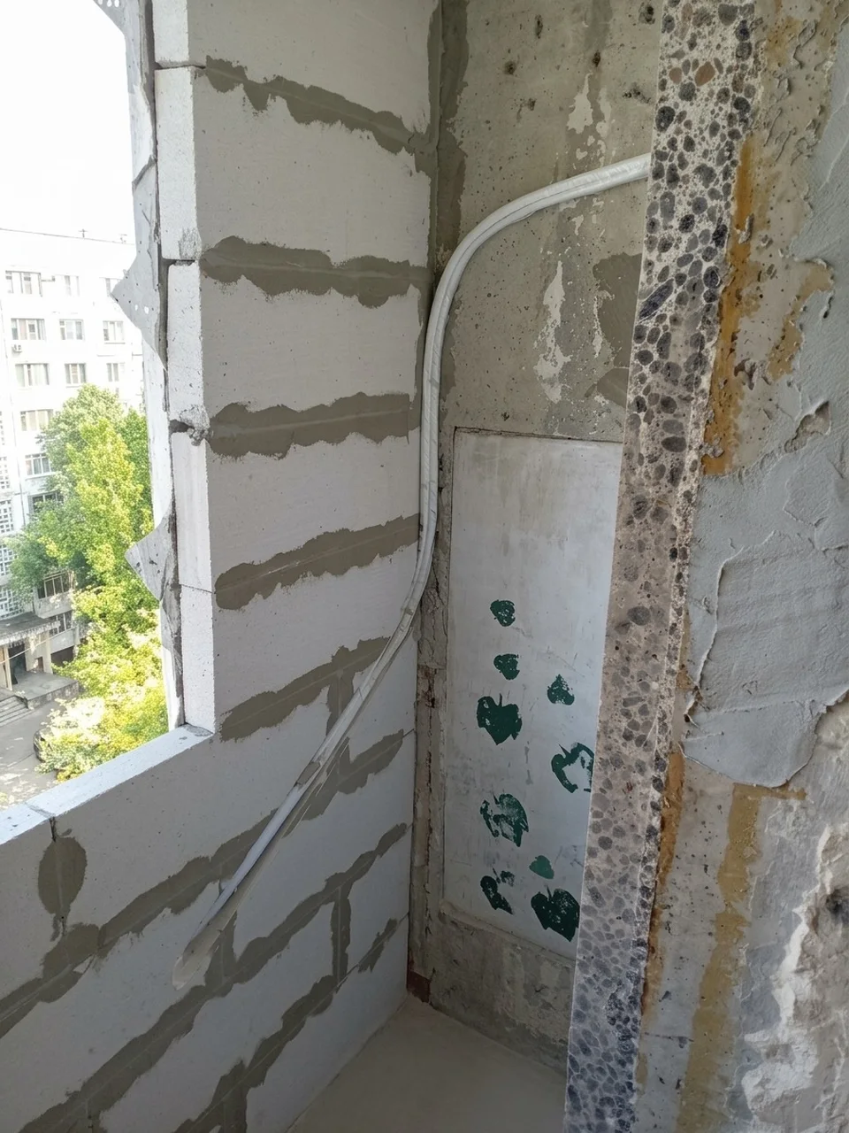 Трасса кондиционера проложена в стене до штукатурки